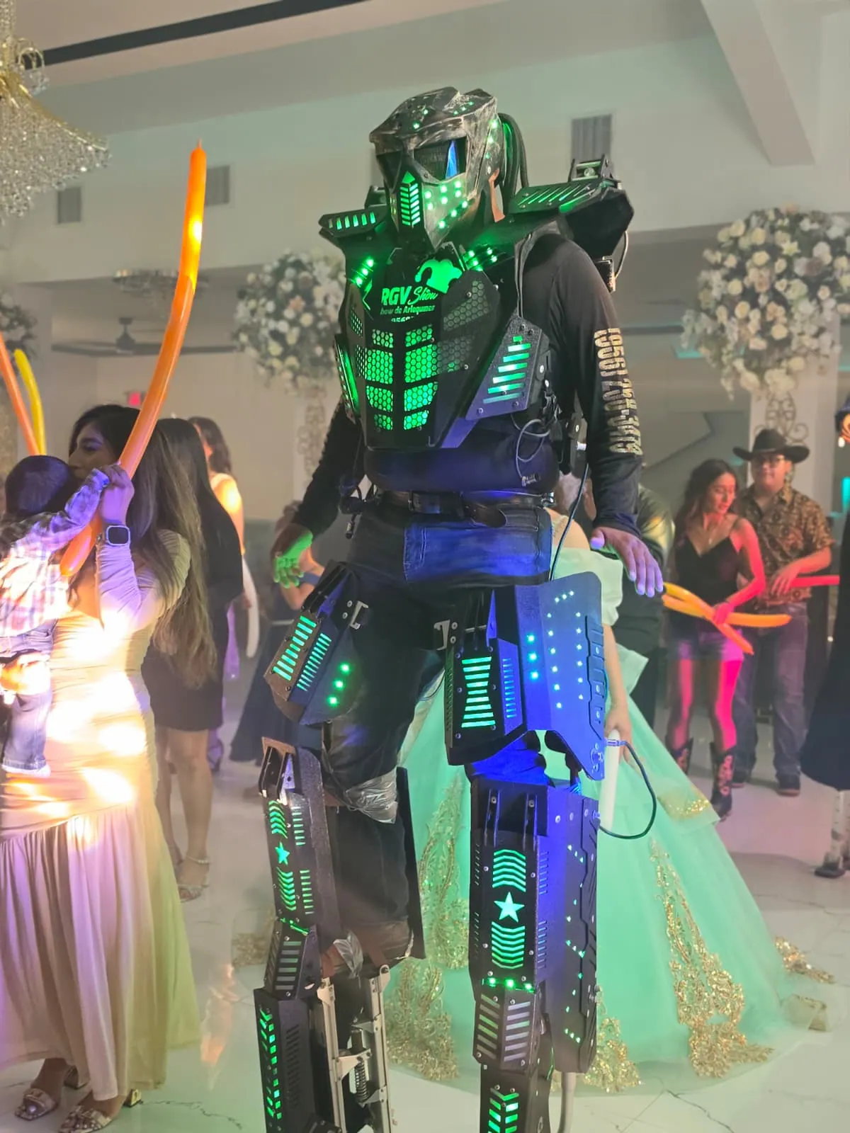Robot LED animando una fiesta de XV años